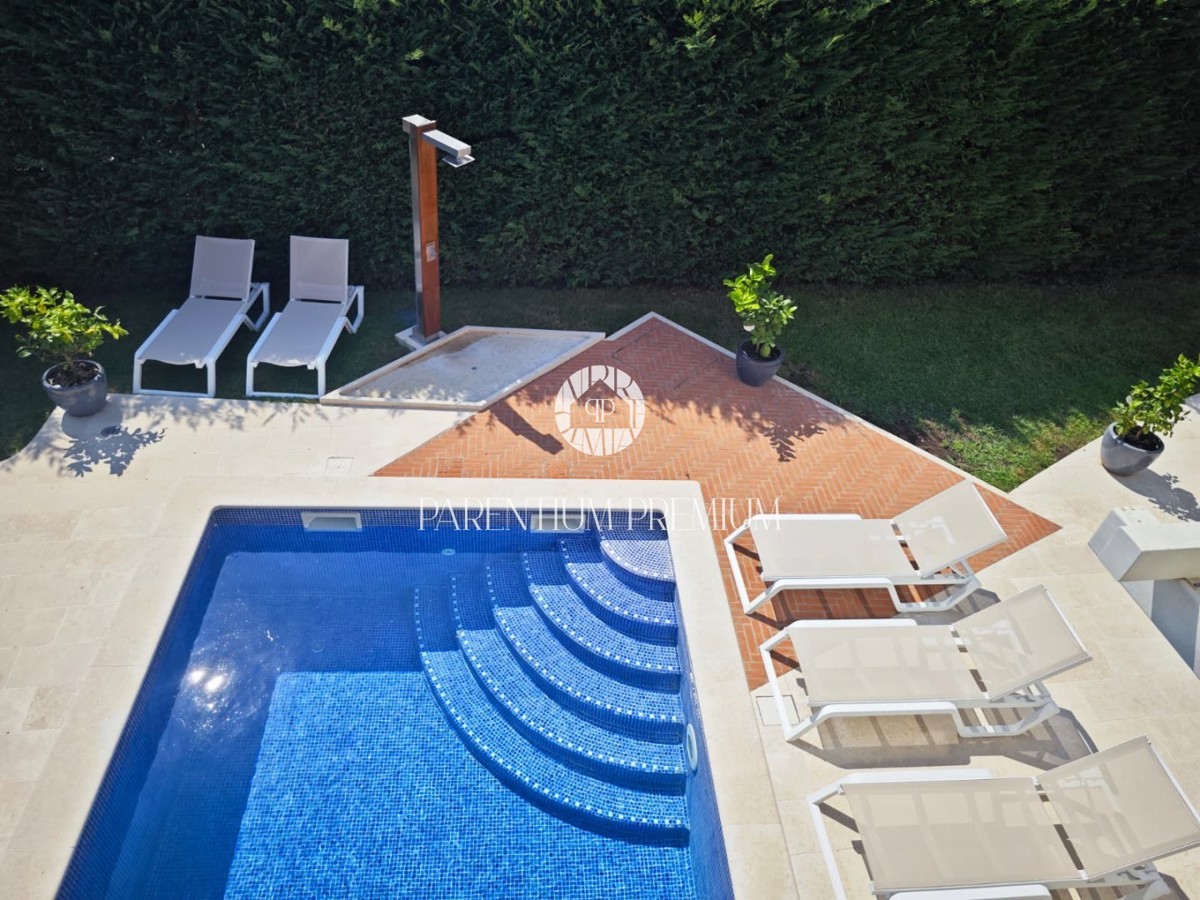 Villa di design con piscina e vista panoramica sul mare