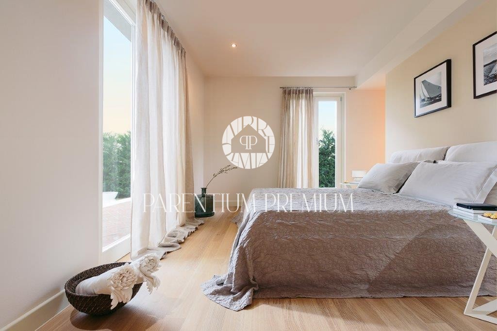 Villa di design con piscina e vista panoramica sul mare