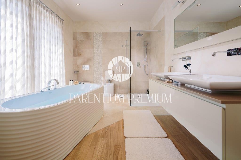 Villa di design con piscina e vista panoramica sul mare