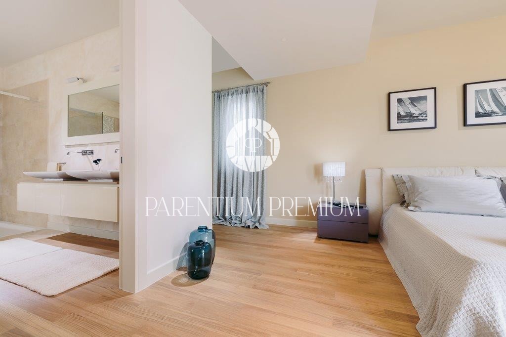 Villa di design con piscina e vista panoramica sul mare