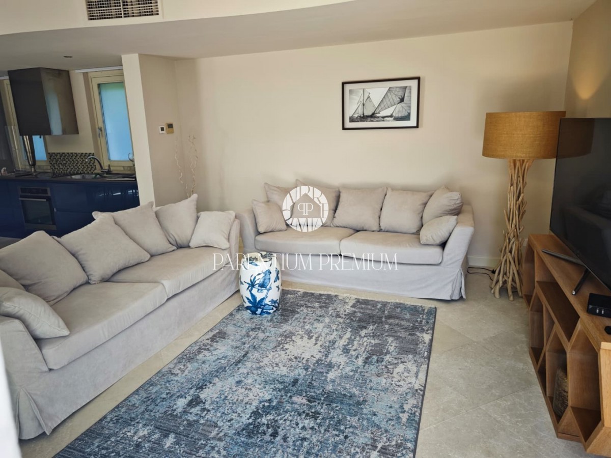 Villa di design con piscina e vista panoramica sul mare