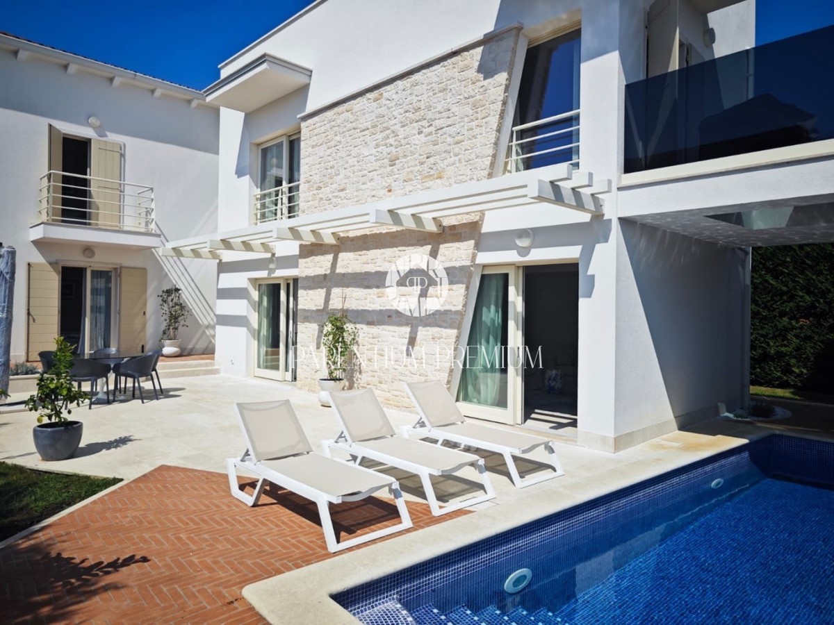 Villa di design con piscina e vista panoramica sul mare