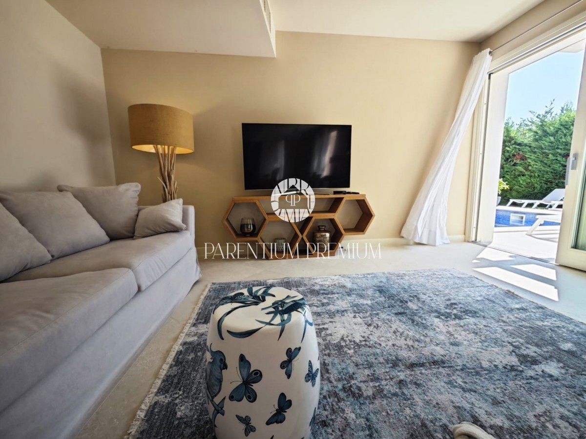 Villa di design con piscina e vista panoramica sul mare