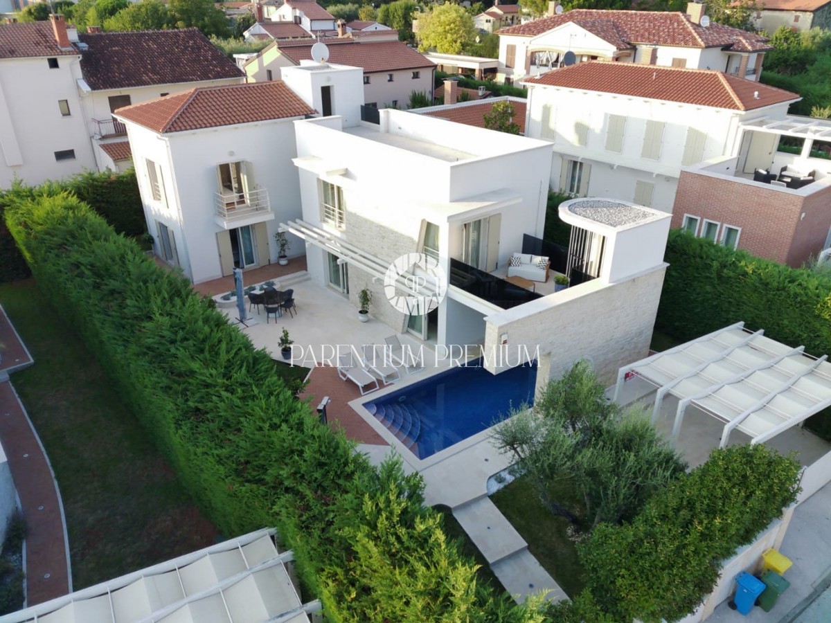 Villa di design con piscina e vista panoramica sul mare