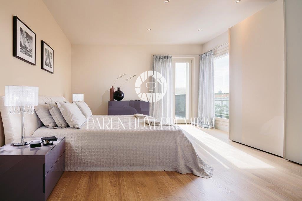 Villa di design con piscina e vista panoramica sul mare