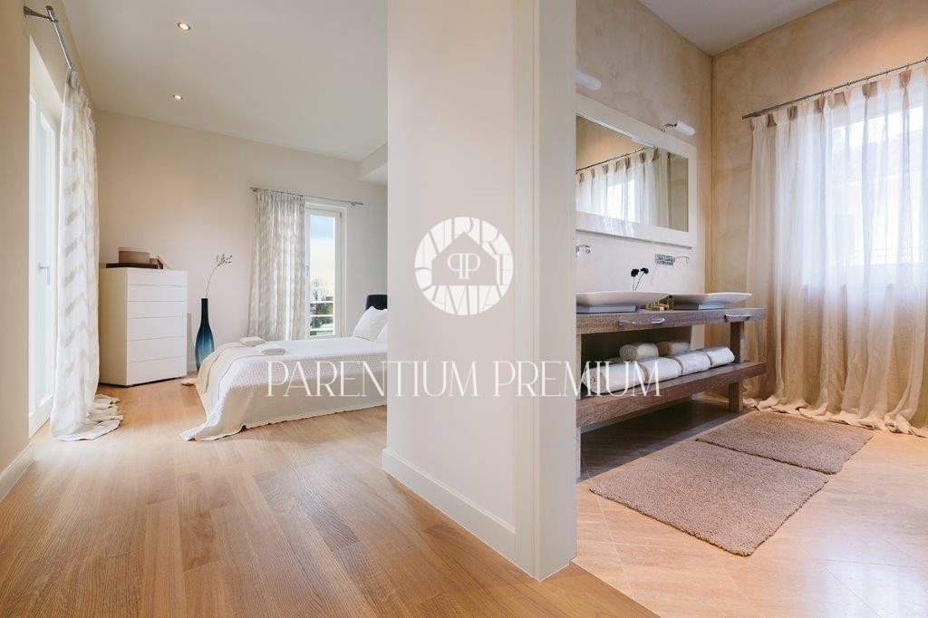 Villa di design con piscina e vista panoramica sul mare