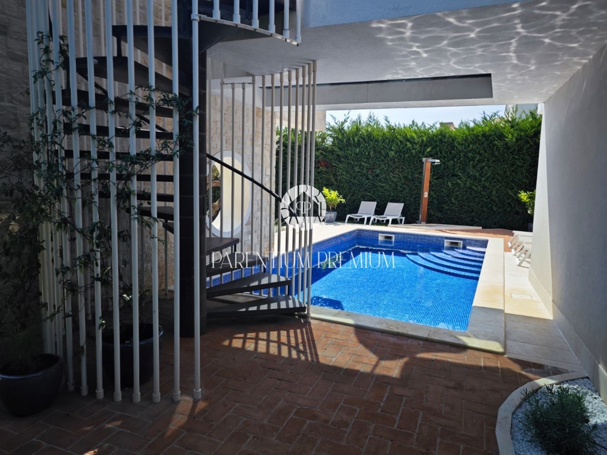 Villa di design con piscina e vista panoramica sul mare