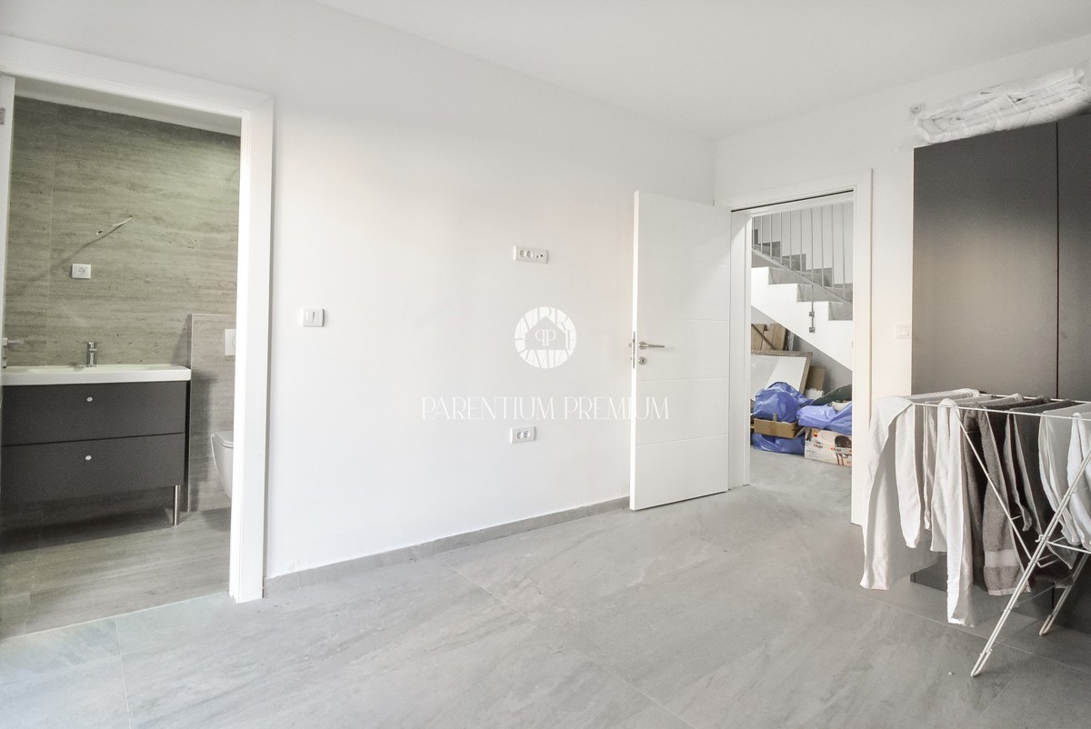 Spaziosa casa bifamiliare in una zona tranquilla vicino a Parenzo