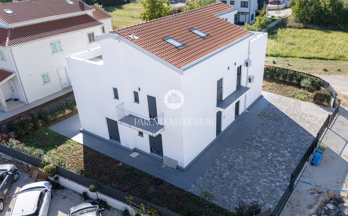 Spaziosa casa bifamiliare in una zona tranquilla vicino a Parenzo