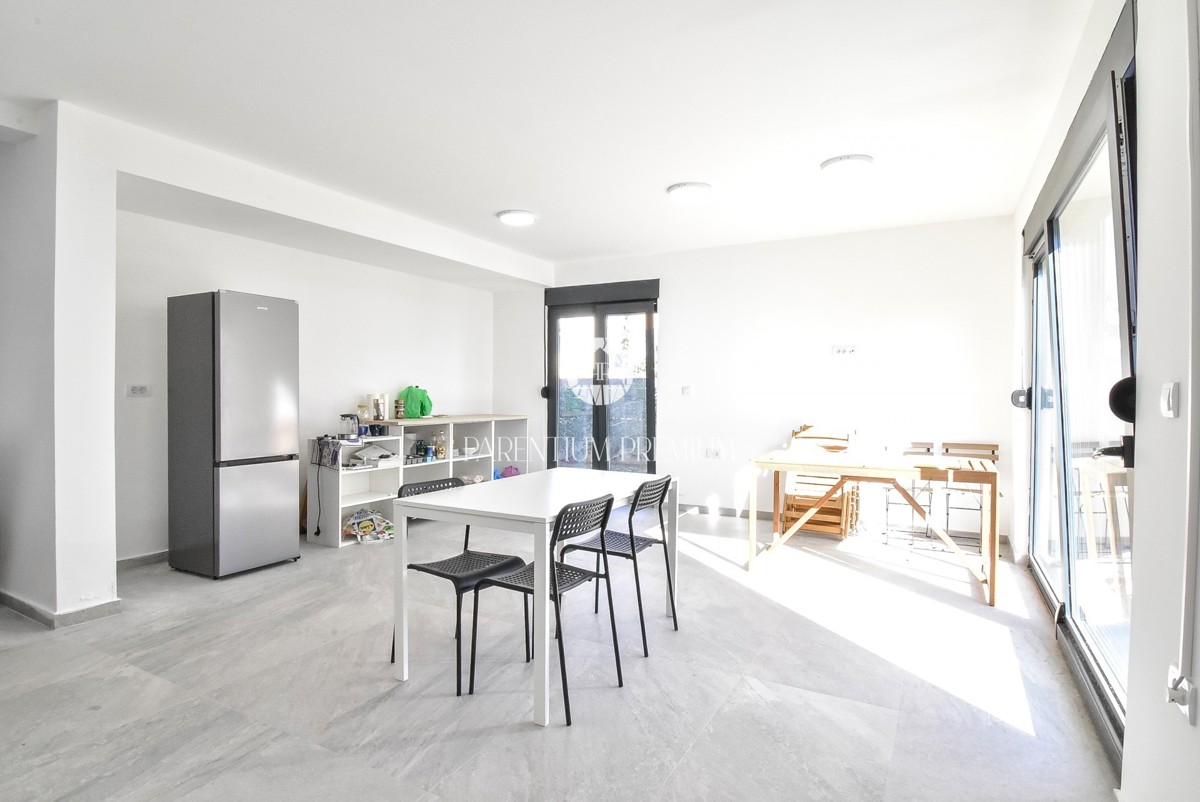 Spaziosa casa bifamiliare in una zona tranquilla vicino a Parenzo