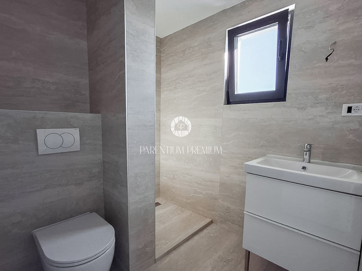 Spaziosa casa bifamiliare in una zona tranquilla vicino a Parenzo