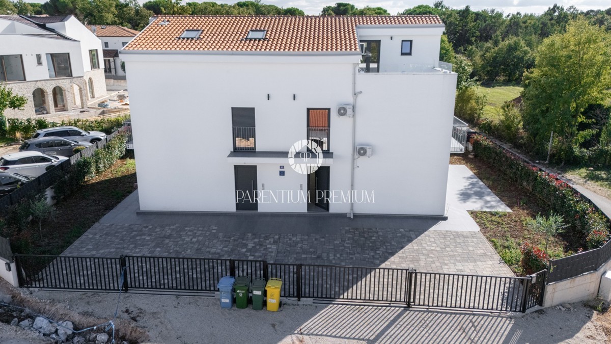 Spaziosa casa bifamiliare in una zona tranquilla vicino a Parenzo