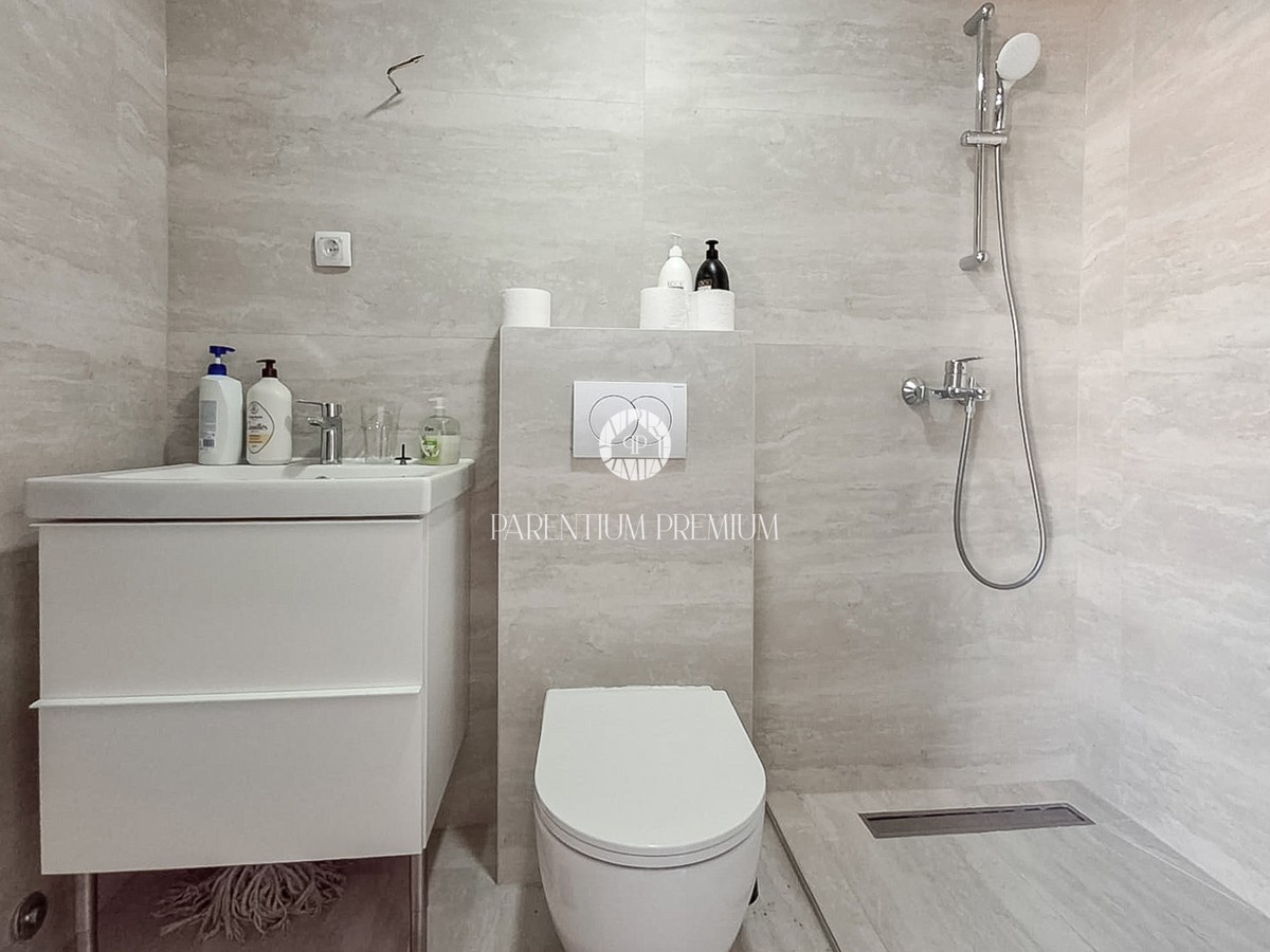 Spaziosa casa bifamiliare in una zona tranquilla vicino a Parenzo