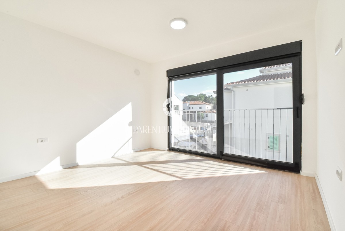 Spaziosa casa bifamiliare in una zona tranquilla vicino a Parenzo