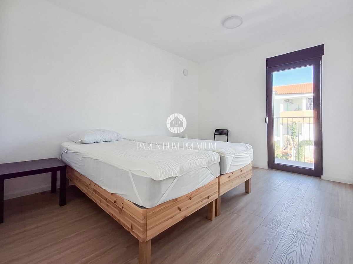 Spaziosa casa bifamiliare in una zona tranquilla vicino a Parenzo