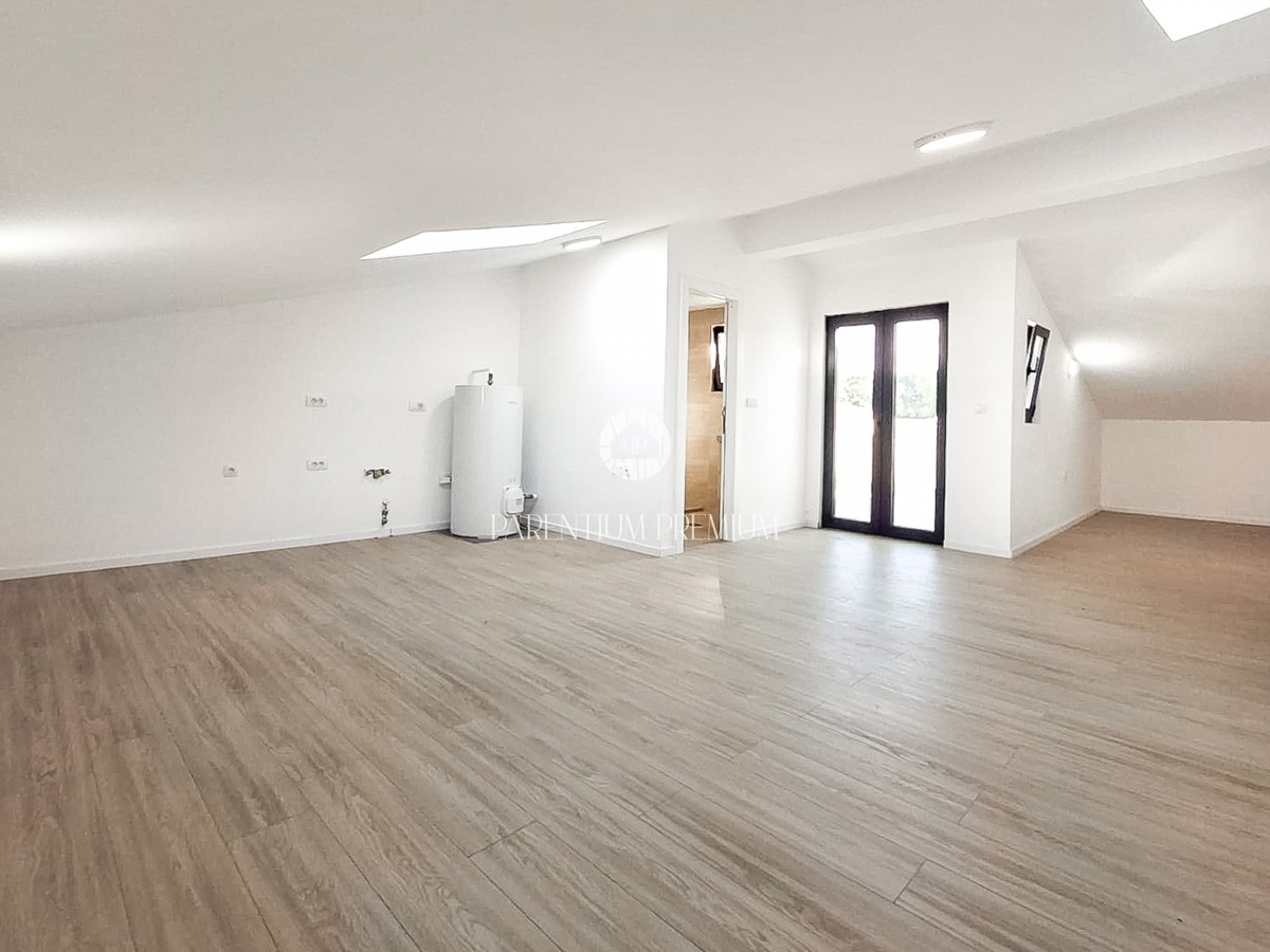 Spaziosa casa bifamiliare in una zona tranquilla vicino a Parenzo