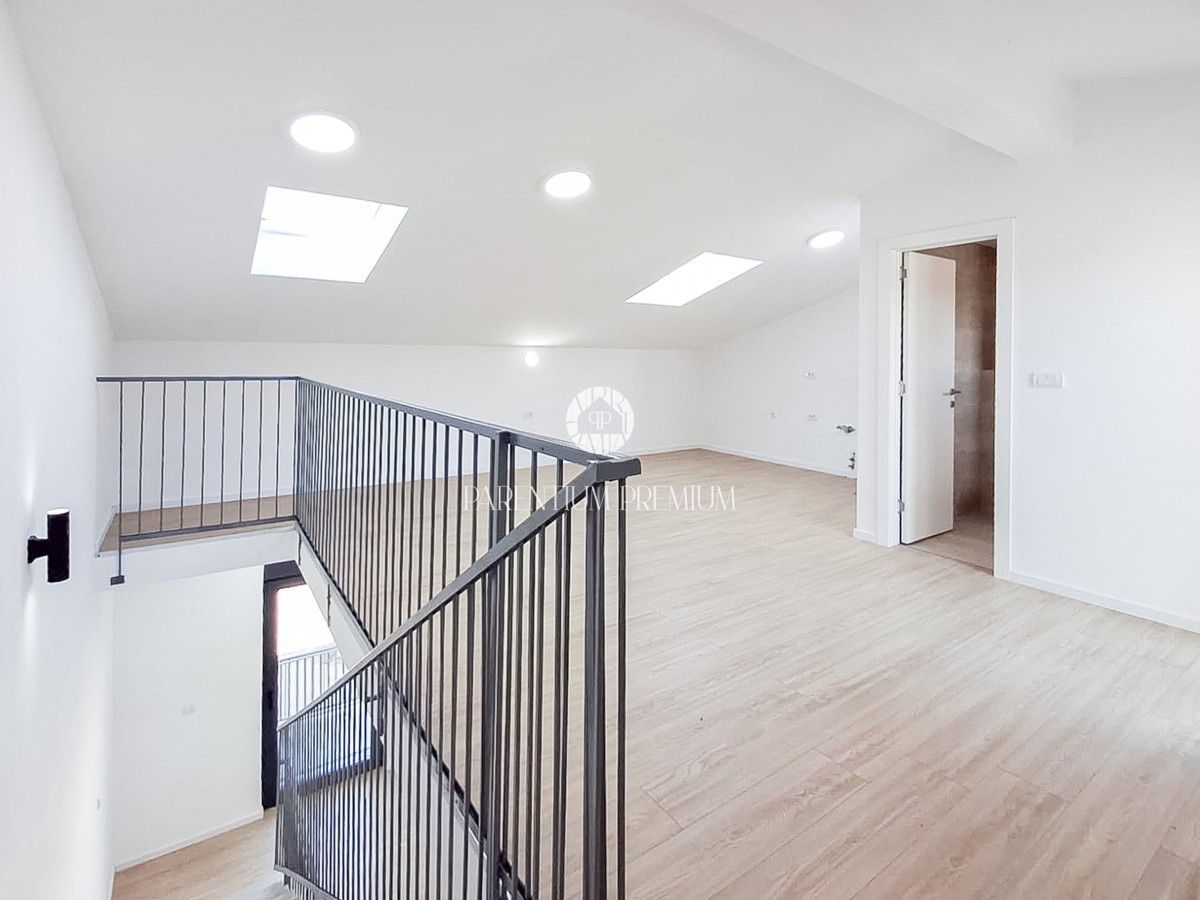 Spaziosa casa bifamiliare in una zona tranquilla vicino a Parenzo