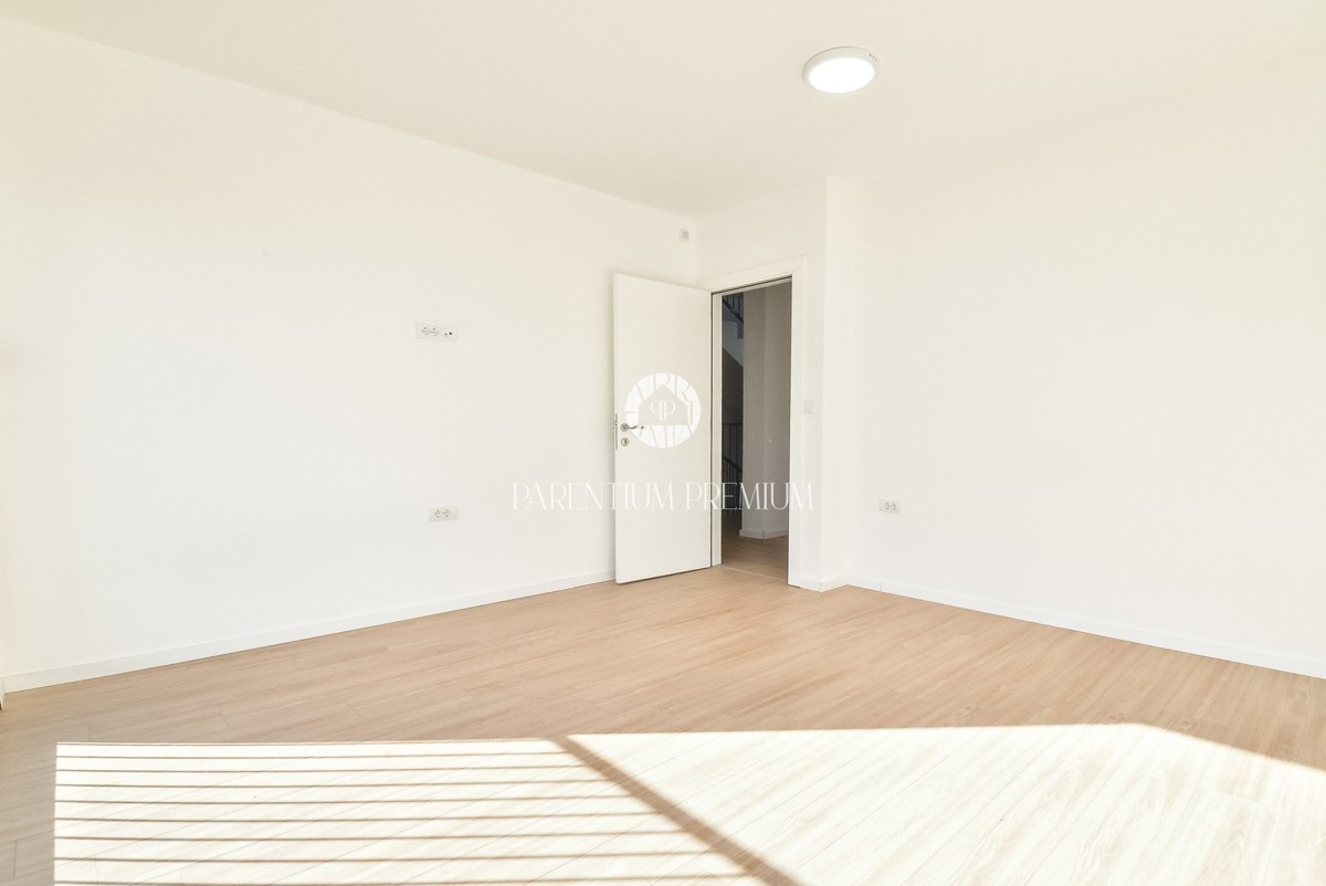 Spaziosa casa bifamiliare in una zona tranquilla vicino a Parenzo