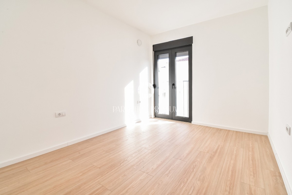 Spaziosa casa bifamiliare in una zona tranquilla vicino a Parenzo