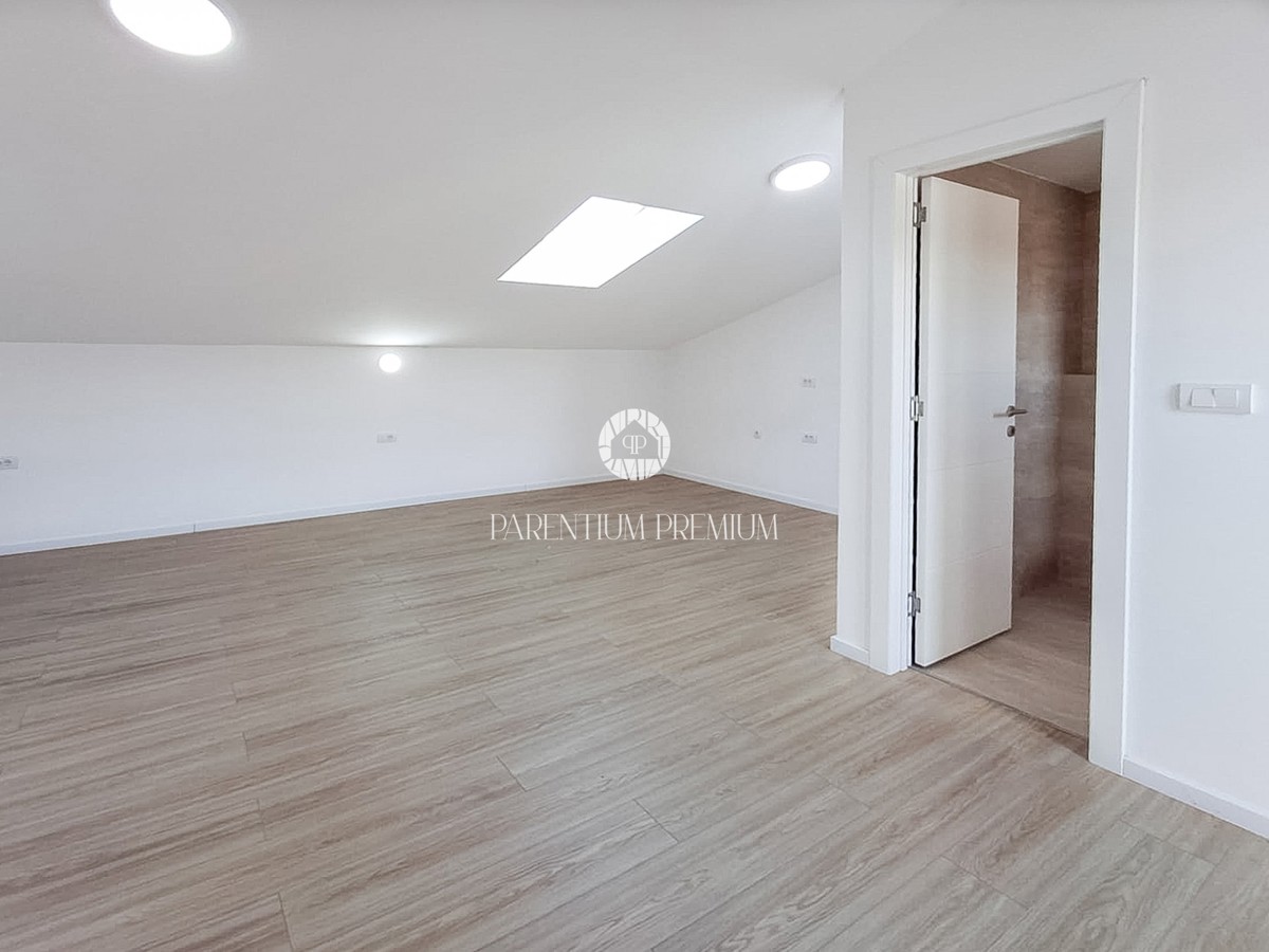 Spaziosa casa bifamiliare in una zona tranquilla vicino a Parenzo