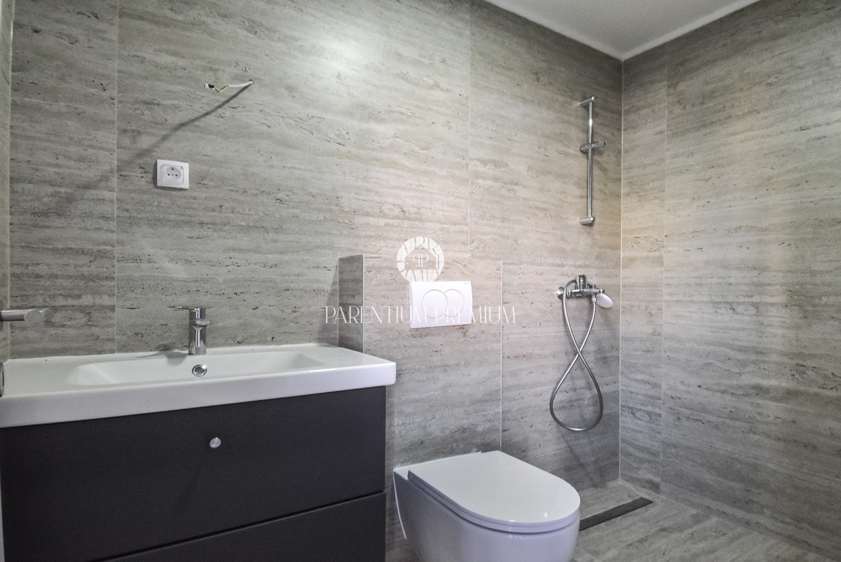 Spaziosa casa bifamiliare in una zona tranquilla vicino a Parenzo