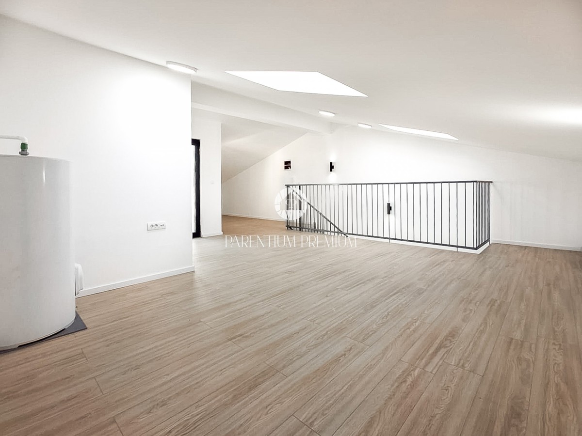 Spaziosa casa bifamiliare in una zona tranquilla vicino a Parenzo