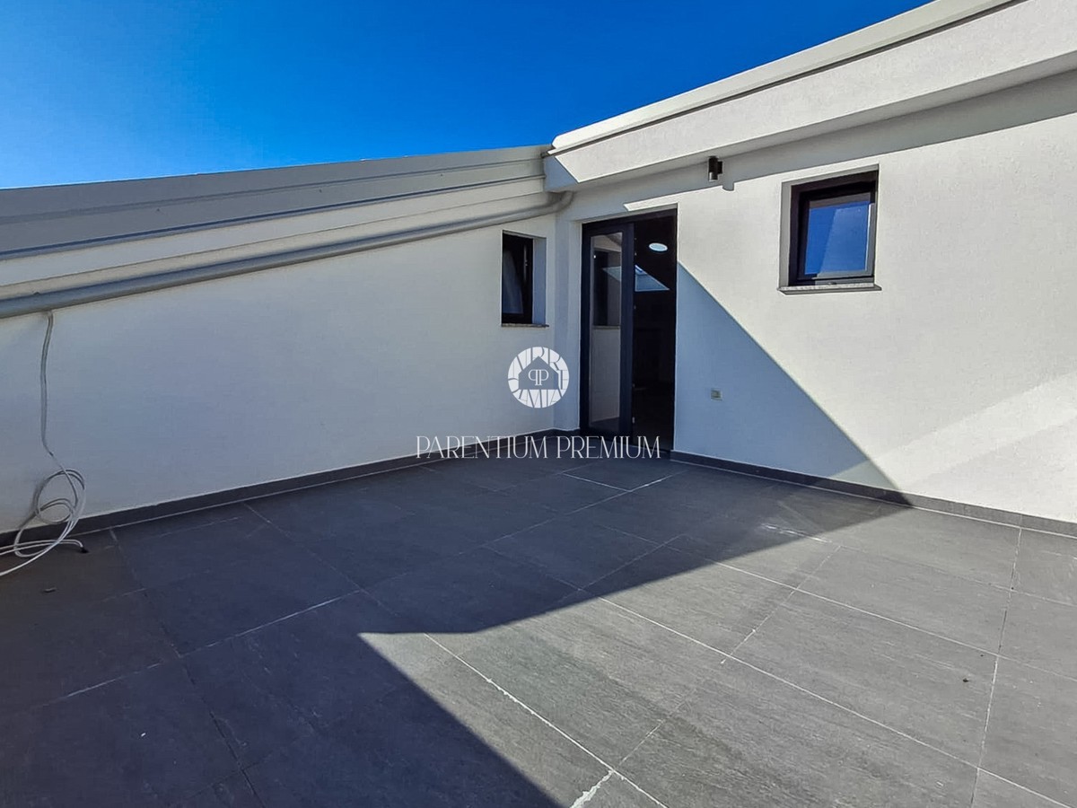 Spaziosa casa bifamiliare in una zona tranquilla vicino a Parenzo