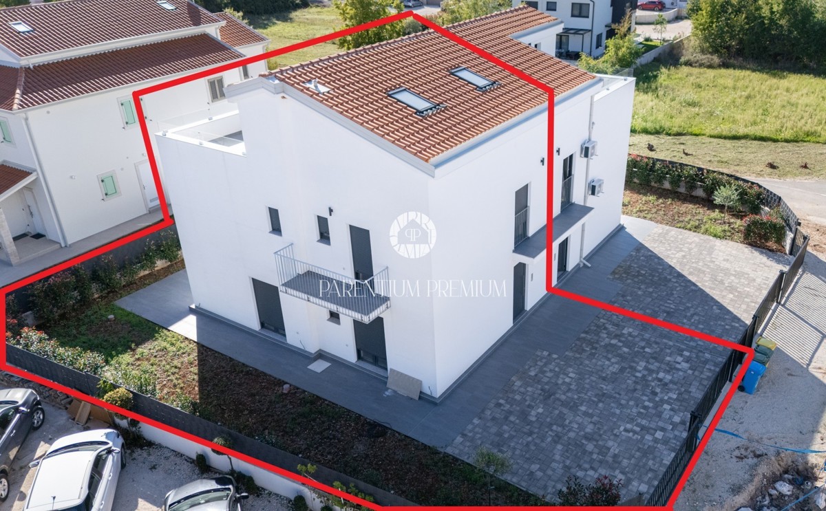 Spaziosa casa bifamiliare in una zona tranquilla vicino a Parenzo