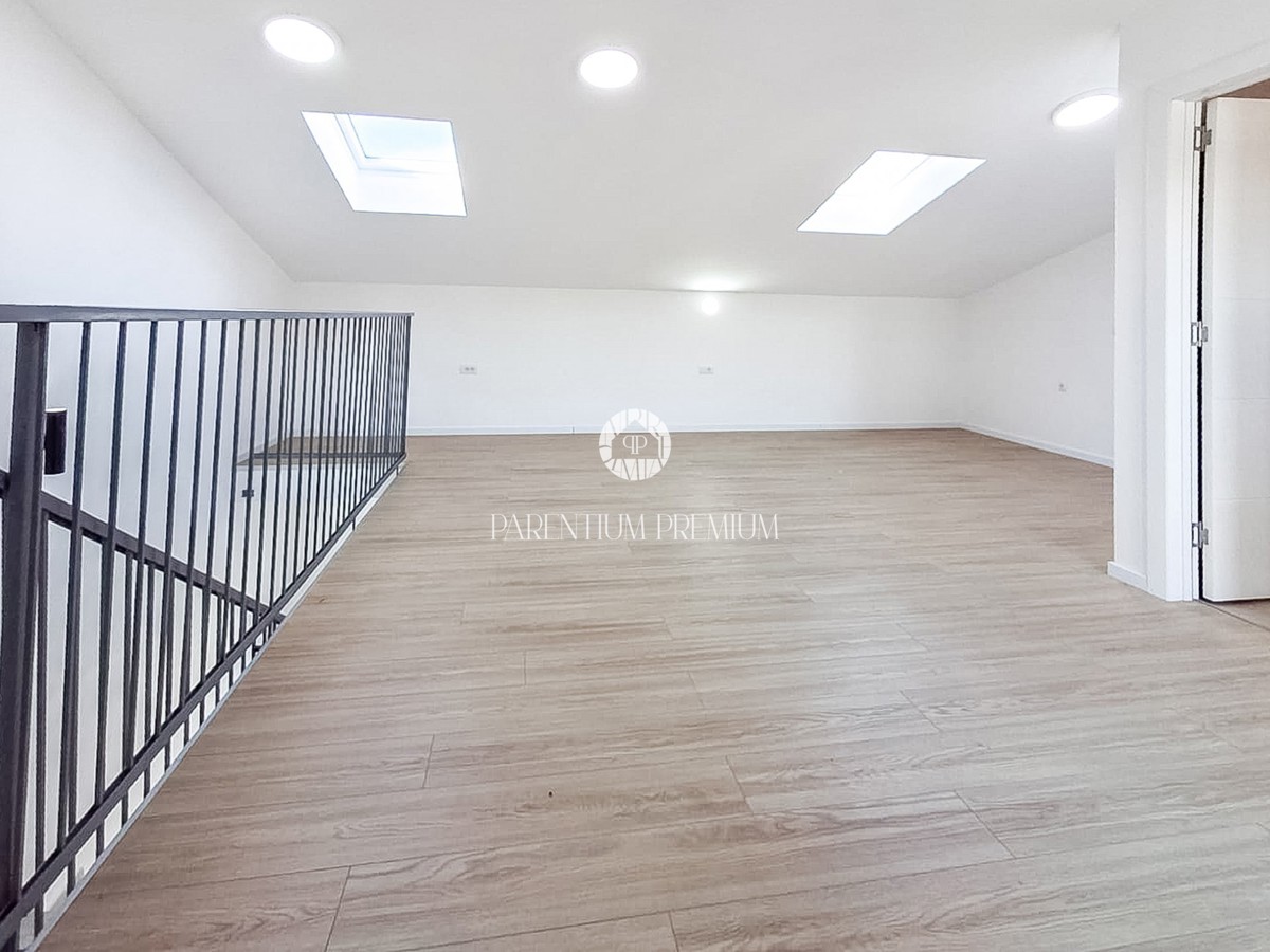 Spaziosa casa bifamiliare in una zona tranquilla vicino a Parenzo