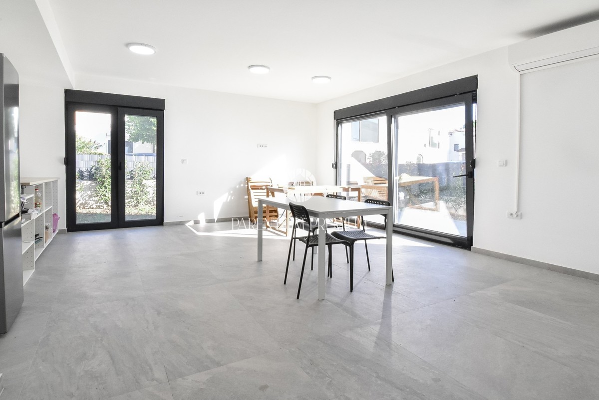 Spaziosa casa bifamiliare in una zona tranquilla vicino a Parenzo