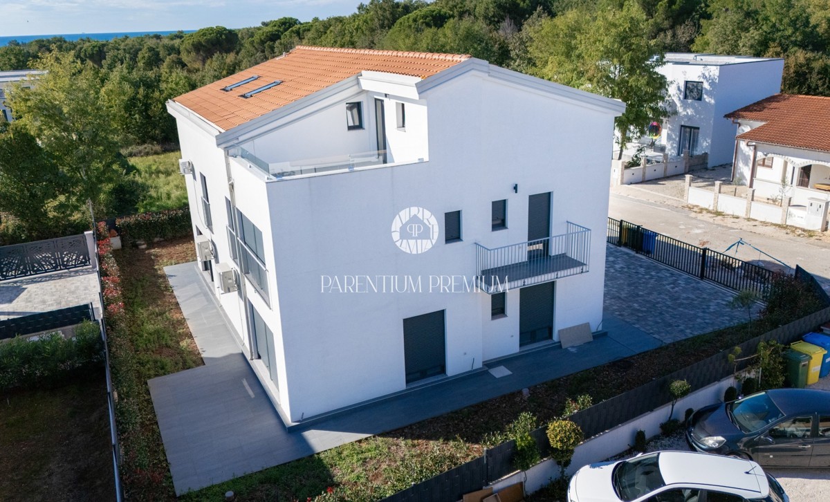 Spaziosa casa bifamiliare in una zona tranquilla vicino a Parenzo