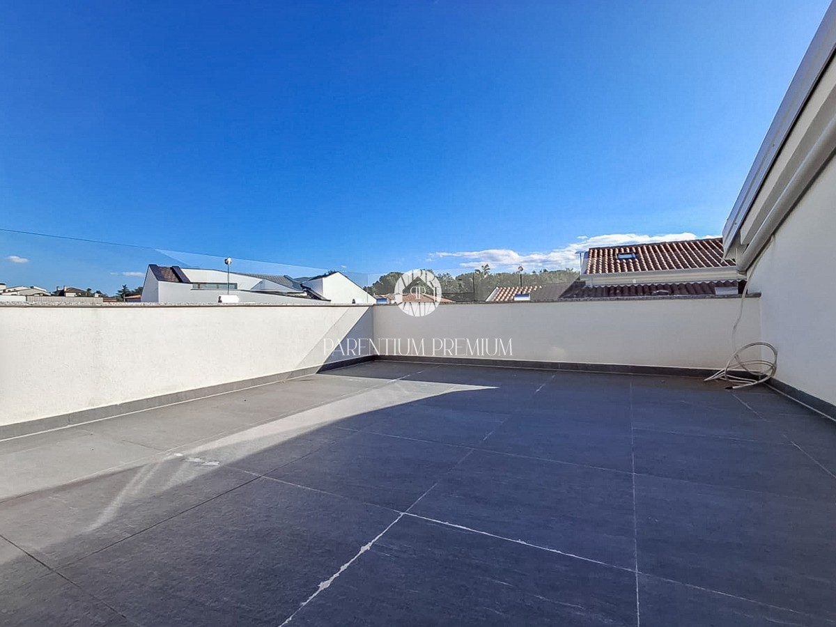 Spaziosa casa bifamiliare in una zona tranquilla vicino a Parenzo