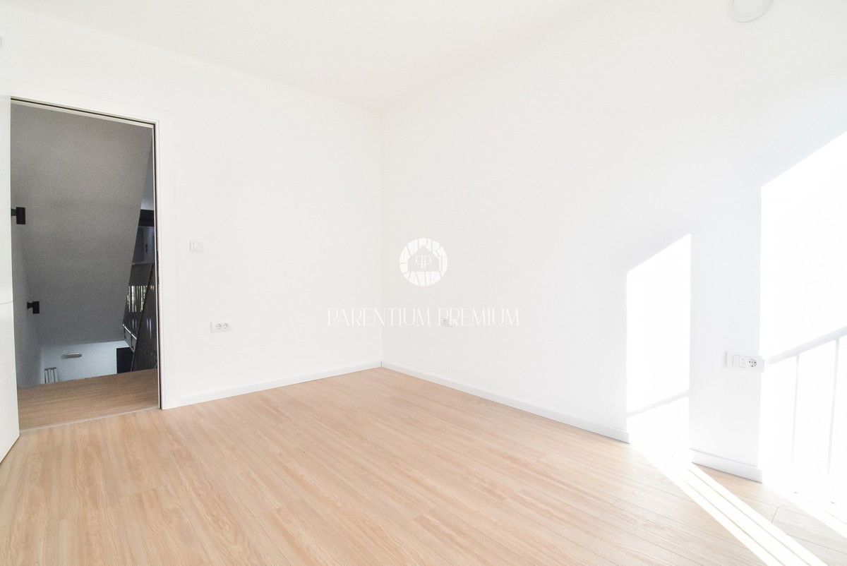 Spaziosa casa bifamiliare in una zona tranquilla vicino a Parenzo