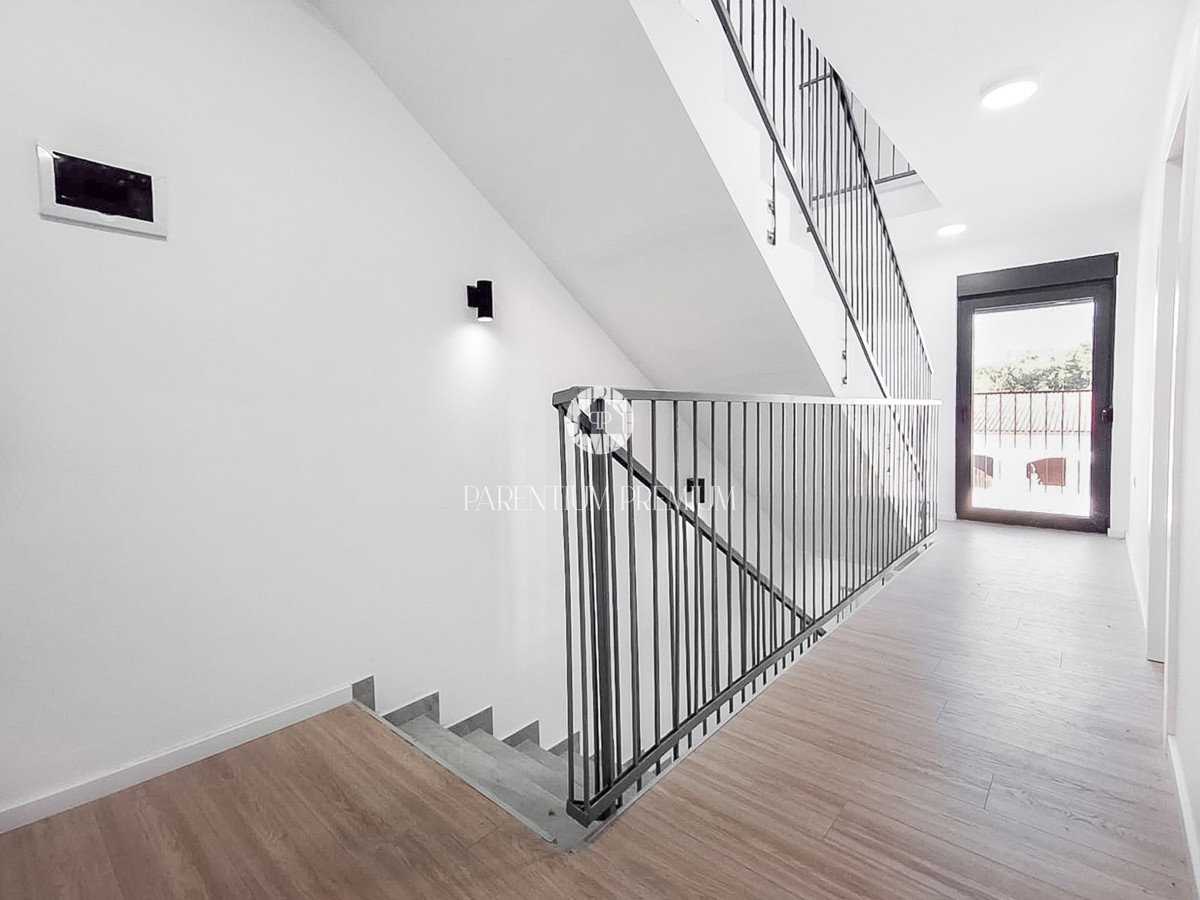 Spaziosa casa bifamiliare in una zona tranquilla vicino a Parenzo