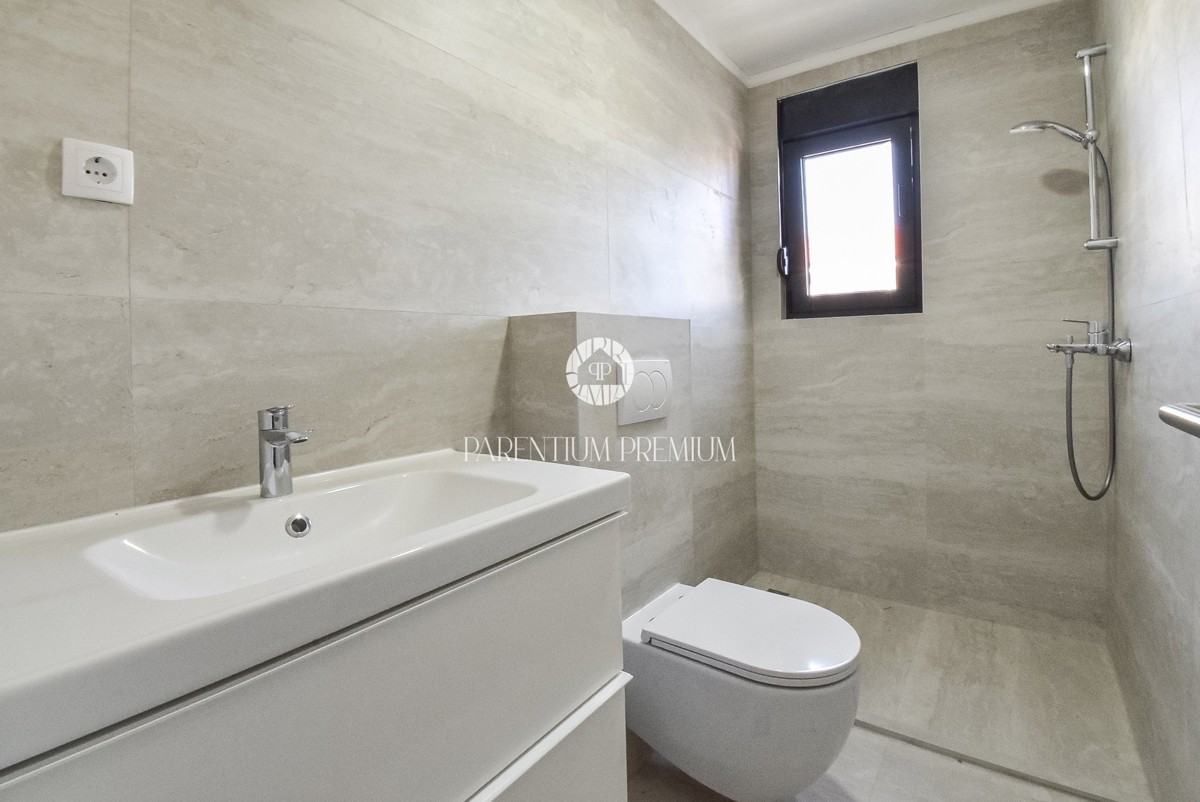 Spaziosa casa bifamiliare in una zona tranquilla vicino a Parenzo