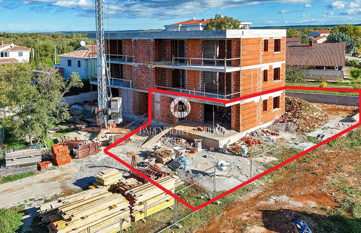 Appartamento spazioso con terrazza coperta e ampio giardino – vicino a Parenzo