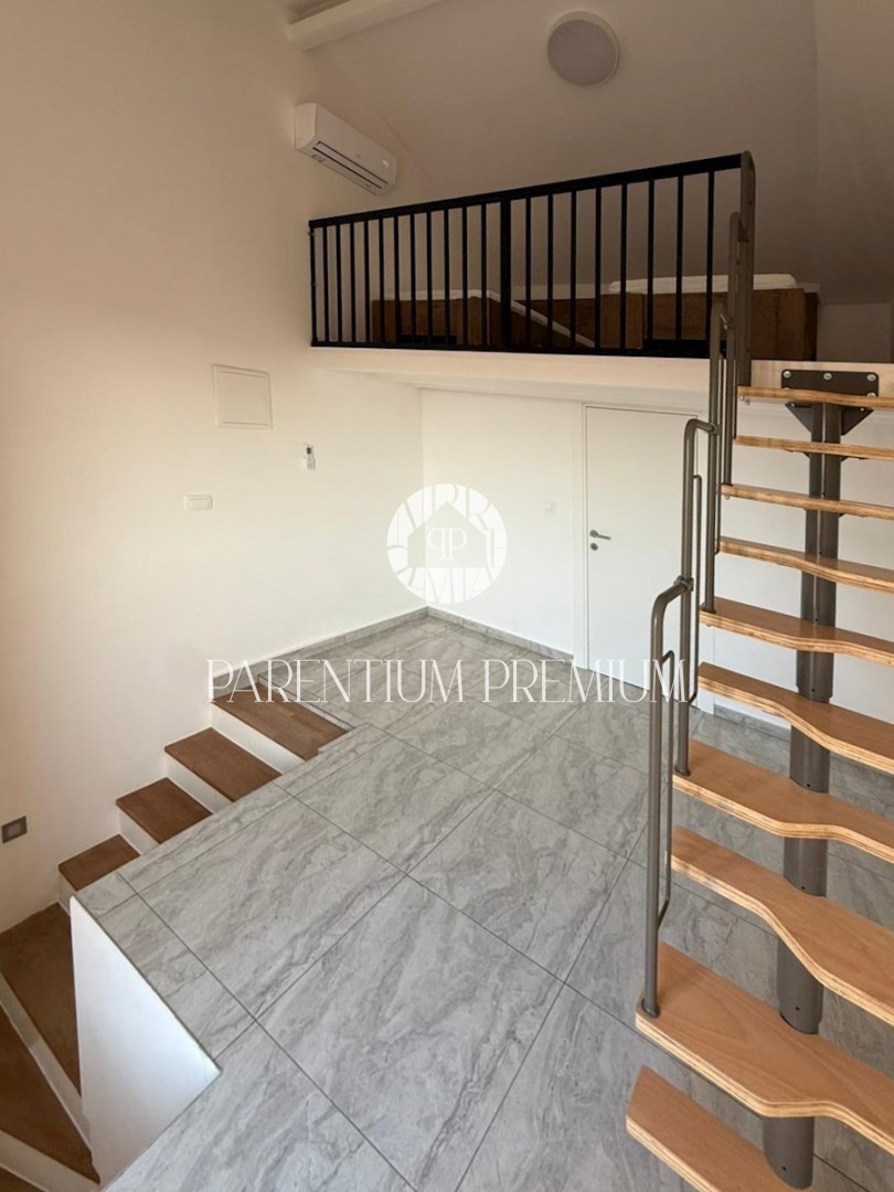 Affascinante casa in pietra a schiera con vista mare