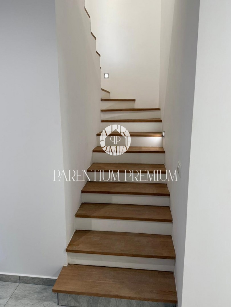 Affascinante casa in pietra a schiera con vista mare