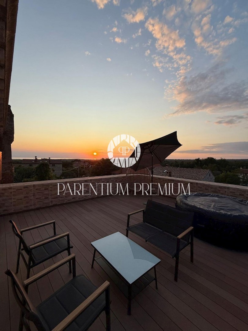 Affascinante casa in pietra a schiera con vista mare