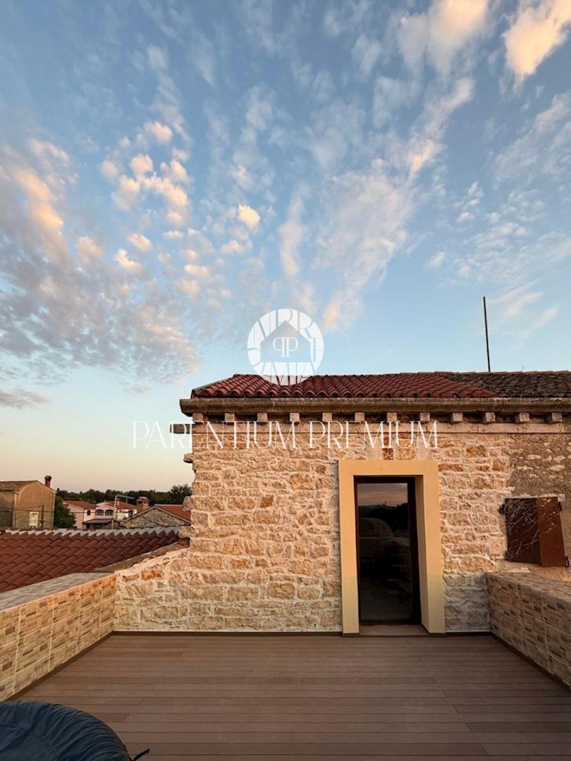 Affascinante casa in pietra a schiera con vista mare