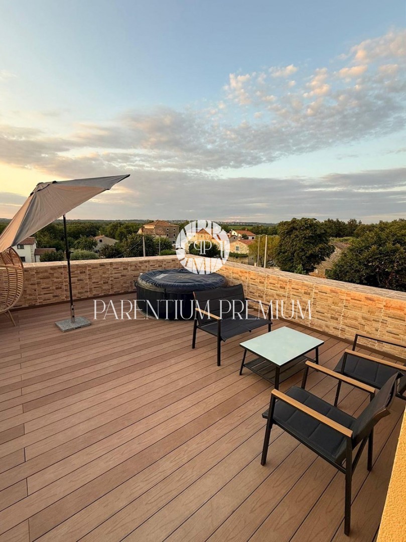 Affascinante casa in pietra a schiera con vista mare