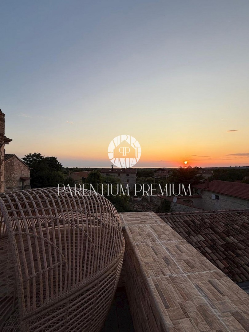 Affascinante casa in pietra a schiera con vista mare