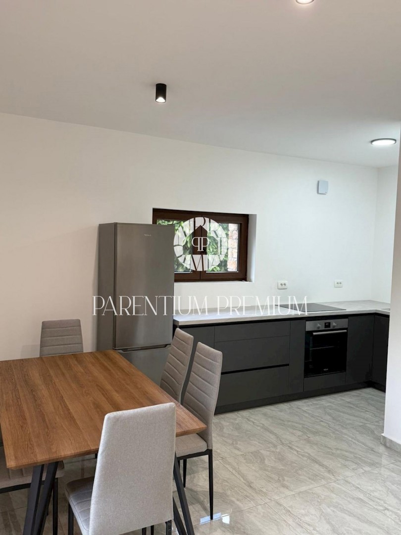 Affascinante casa in pietra a schiera con vista mare