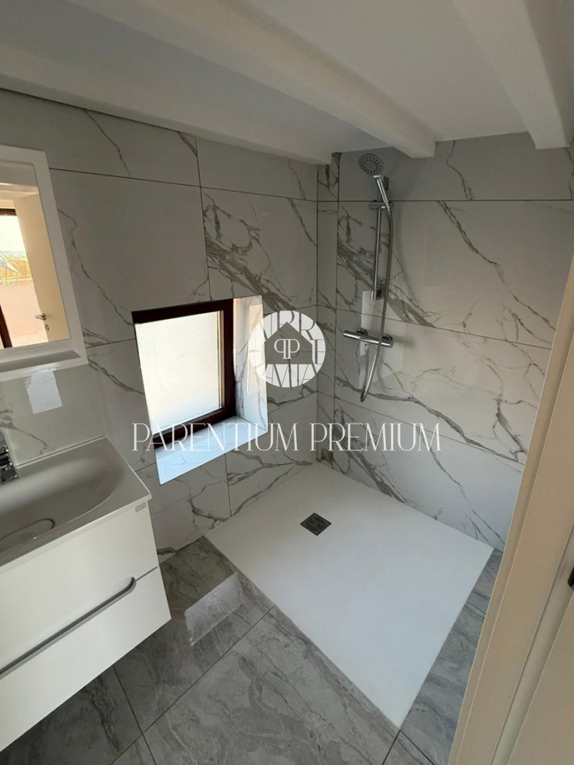 Affascinante casa in pietra a schiera con vista mare