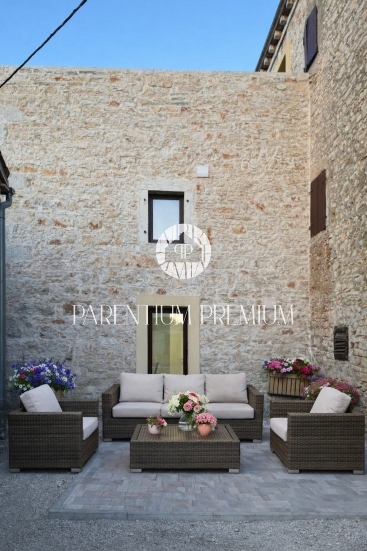 Affascinante casa in pietra a schiera con vista mare