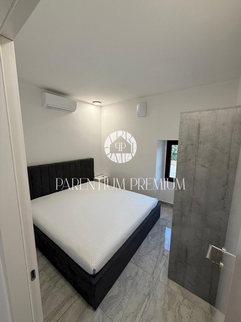 Affascinante casa in pietra a schiera con vista mare