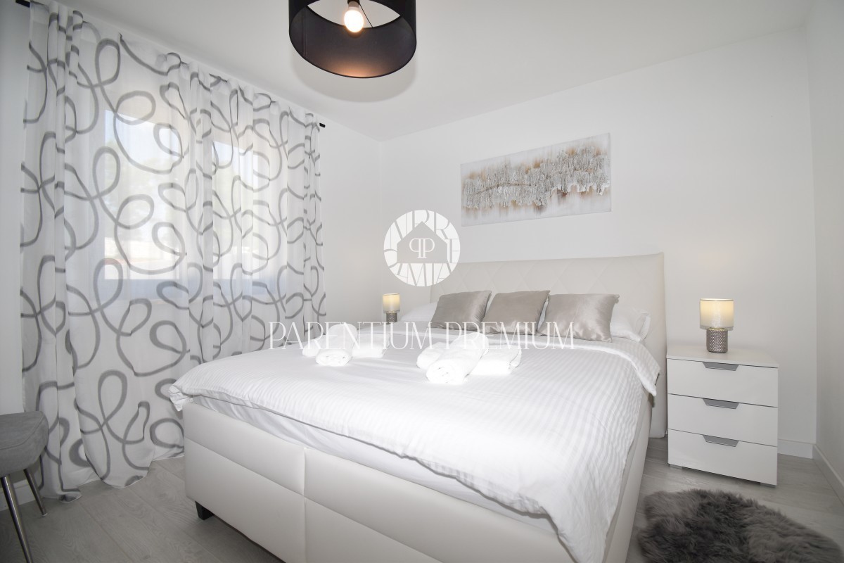 Moderna casa bifamiliare con piscina