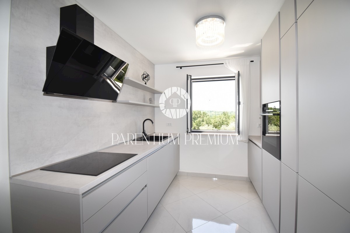 Moderna casa bifamiliare con piscina