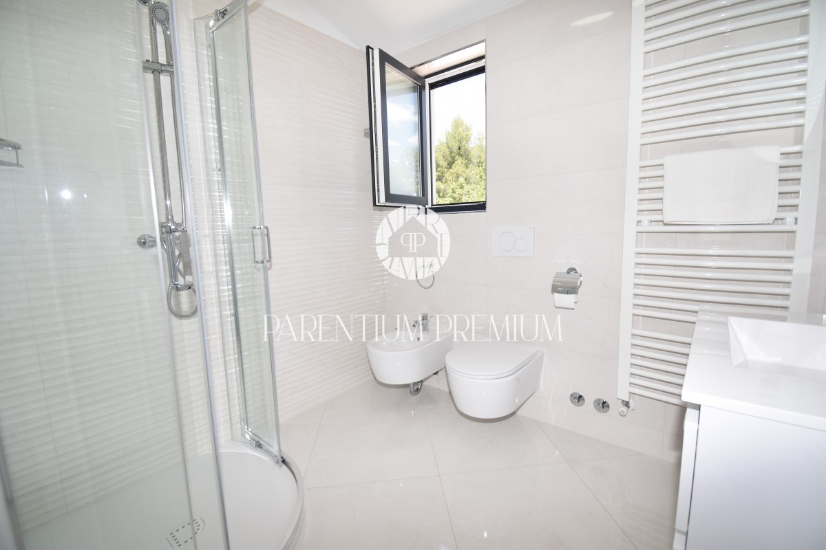 Moderna casa bifamiliare con piscina
