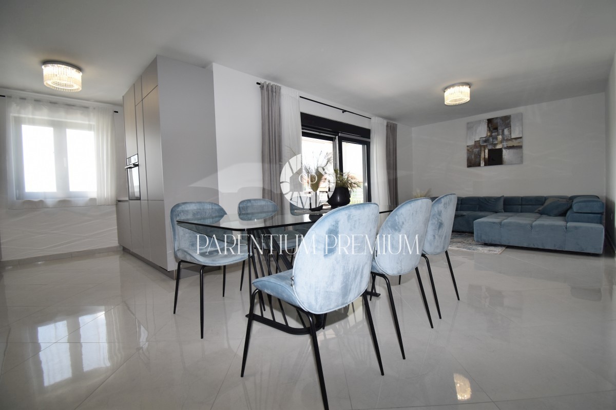 Moderna casa bifamiliare con piscina